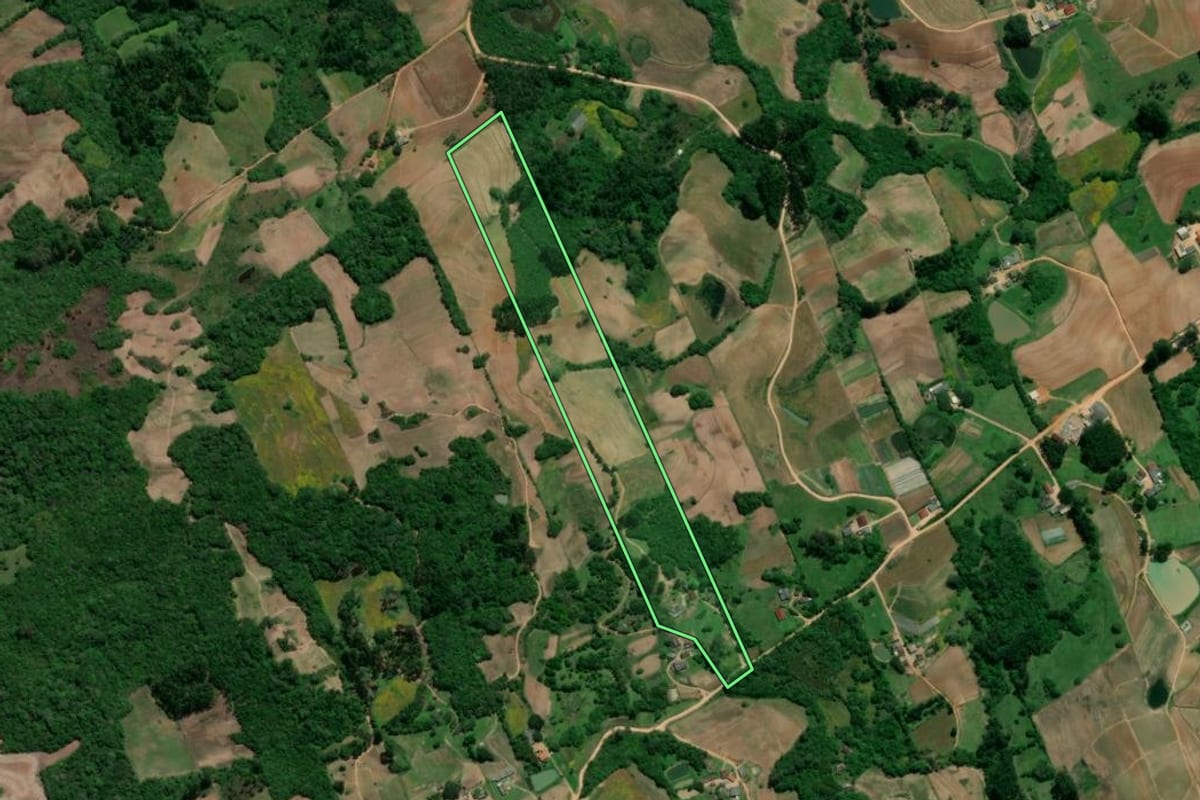 Imagem de satélite do imóvel rural em Turuçu (RS), com o contorno declarado no CAR desenhado por cima.