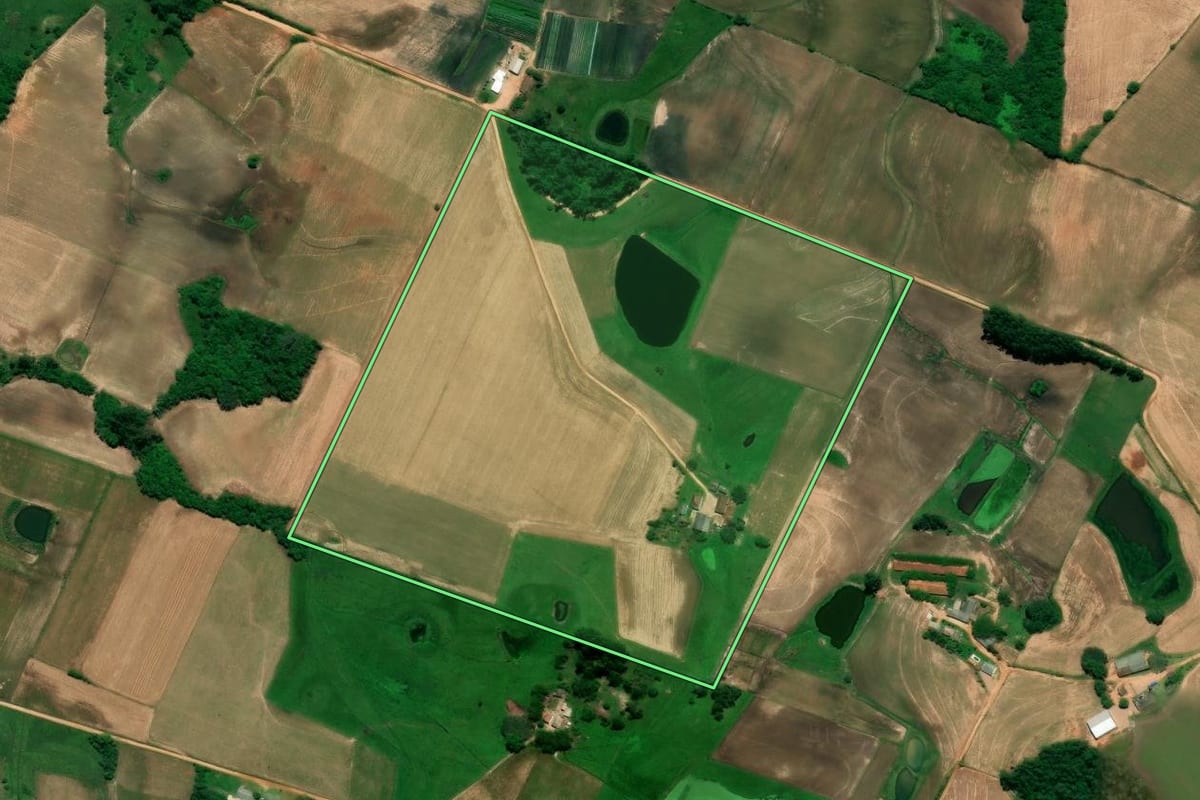 Imagem de satélite do imóvel rural em Turuçu (RS), com o contorno declarado no CAR desenhado por cima.