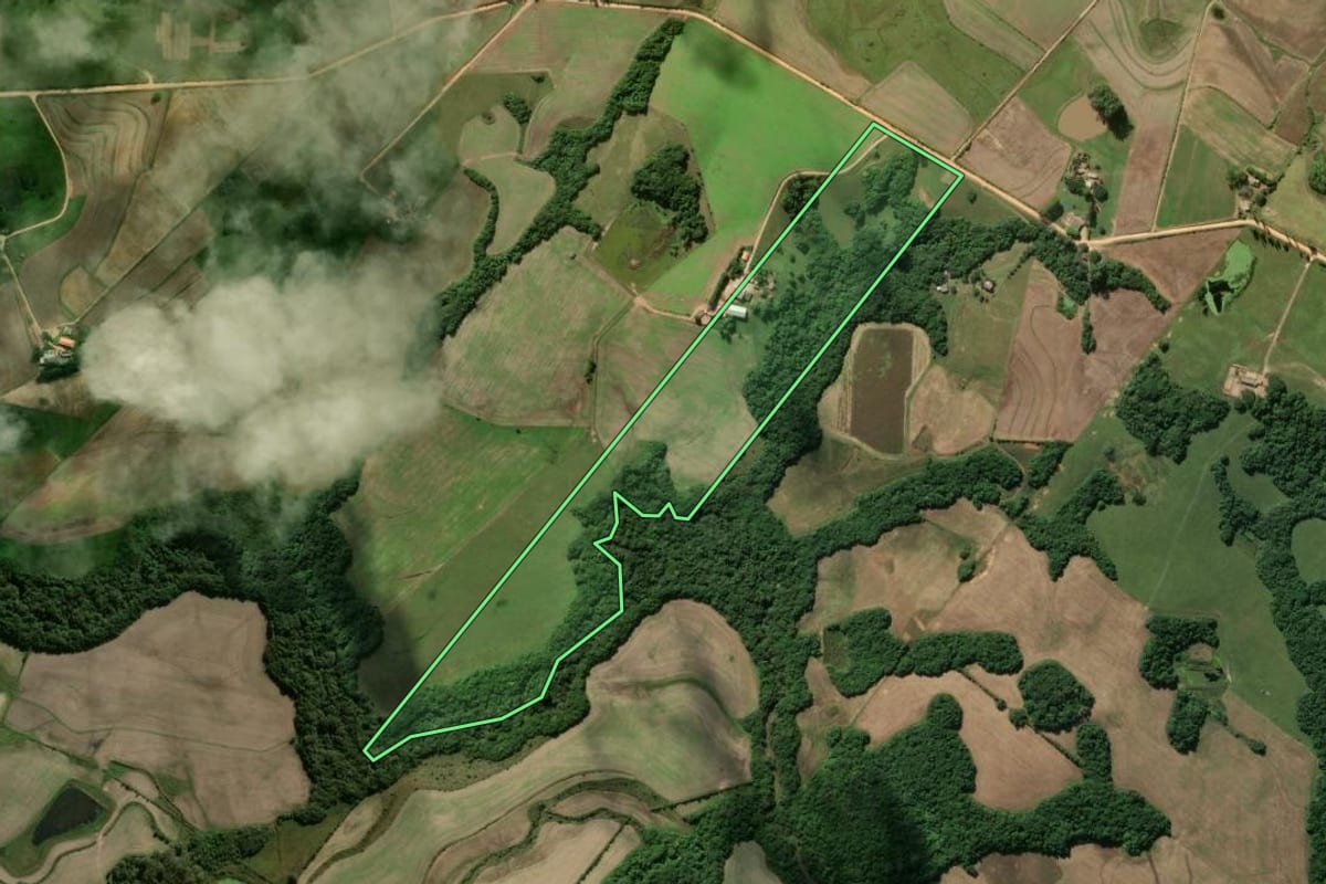 Imagem de satélite do imóvel rural em Turuçu (RS), com o contorno declarado no CAR desenhado por cima.