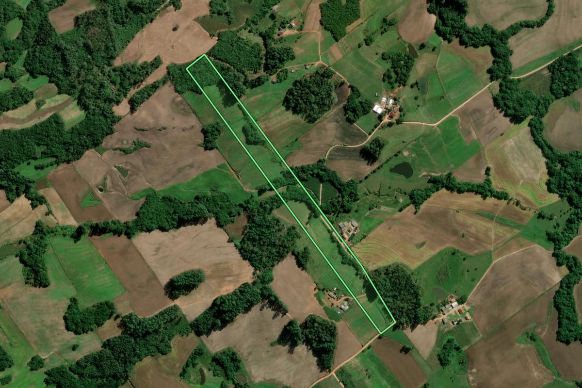 Imagem de satélite do imóvel rural em Turuçu (RS), com o contorno declarado no CAR desenhado por cima.