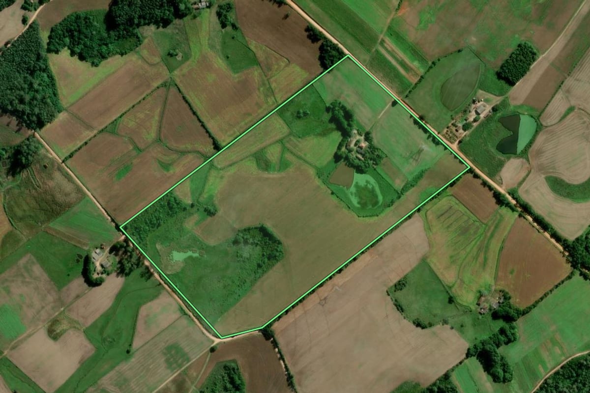 Imagem de satélite do imóvel rural em Turuçu (RS), com o contorno declarado no CAR desenhado por cima.