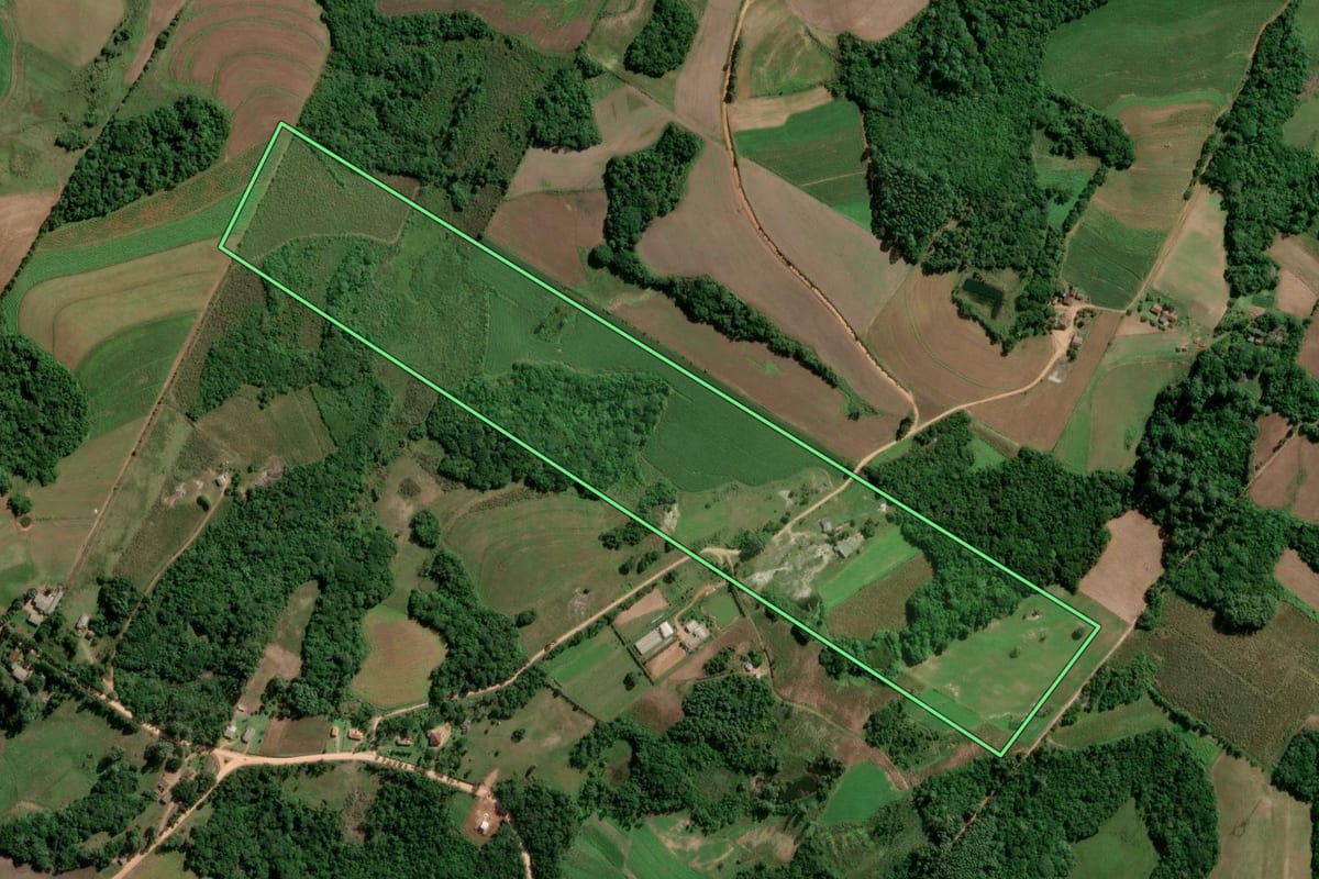 Imagem de satélite do imóvel rural em Turuçu (RS), com o contorno declarado no CAR desenhado por cima.