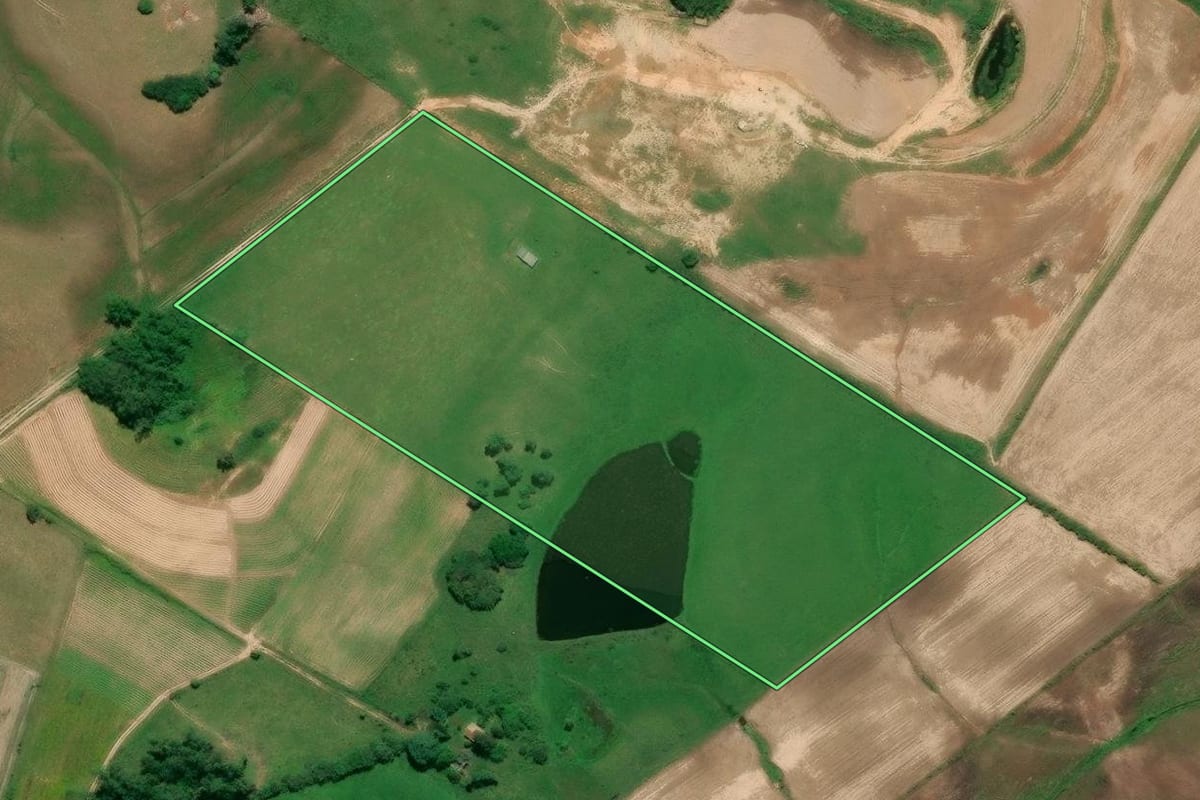 Imagem de satélite do imóvel rural em Turuçu (RS), com o contorno declarado no CAR desenhado por cima.