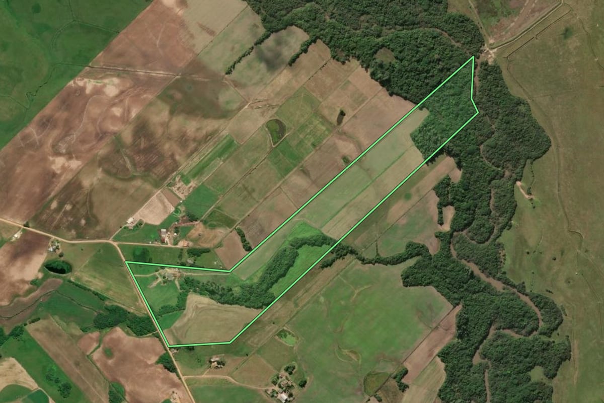 Imagem de satélite do imóvel rural em Turuçu (RS), com o contorno declarado no CAR desenhado por cima.