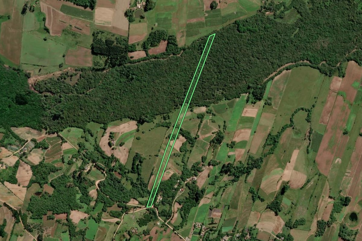 Imagem de satélite do imóvel rural em Turuçu (RS), com o contorno declarado no CAR desenhado por cima.