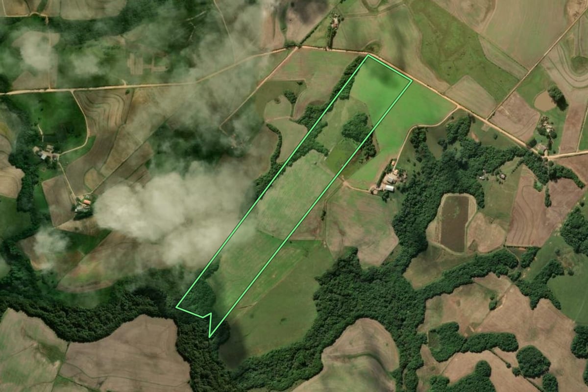 Imagem de satélite do imóvel rural em Turuçu (RS), com o contorno declarado no CAR desenhado por cima.