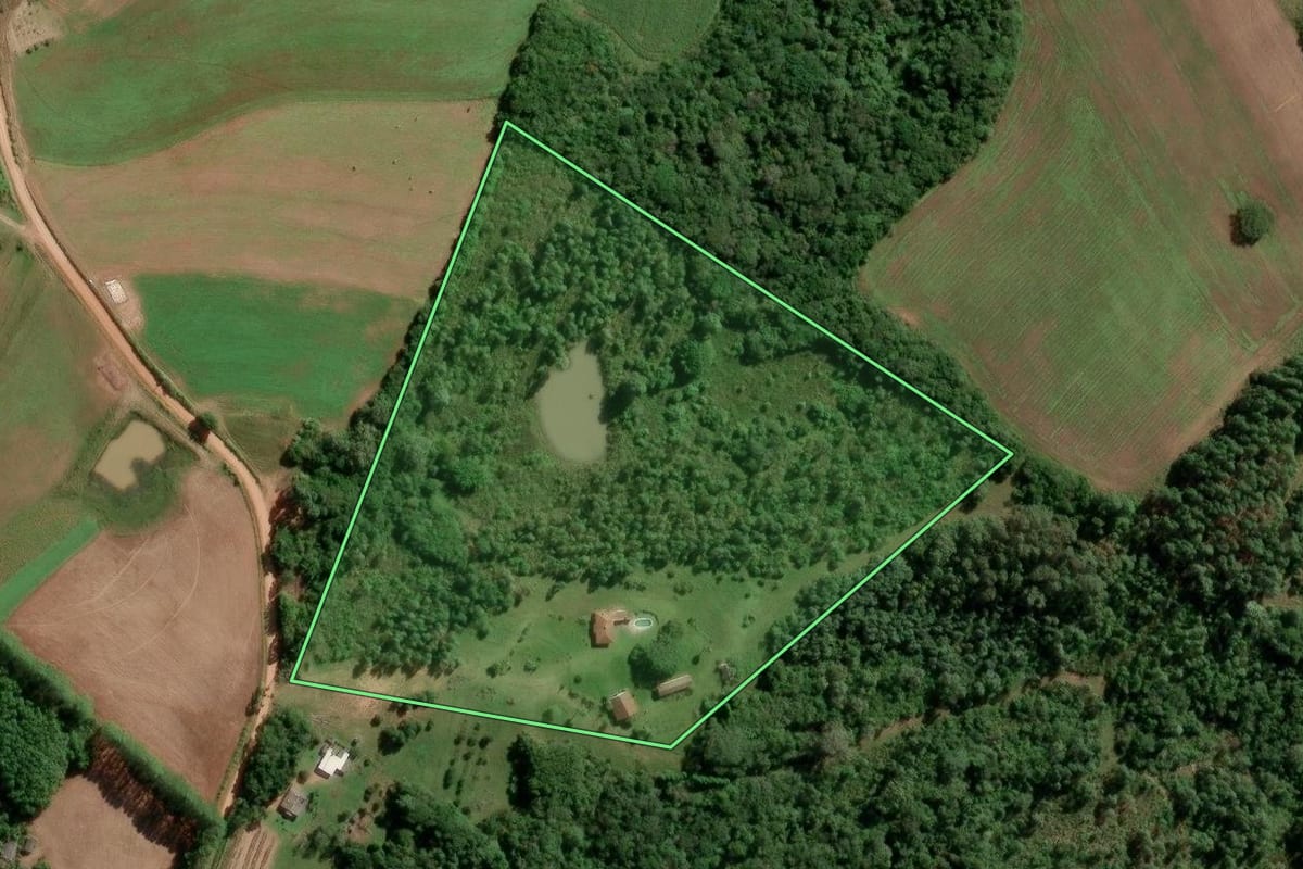 Imagem de satélite do imóvel rural em Turuçu (RS), com o contorno declarado no CAR desenhado por cima.