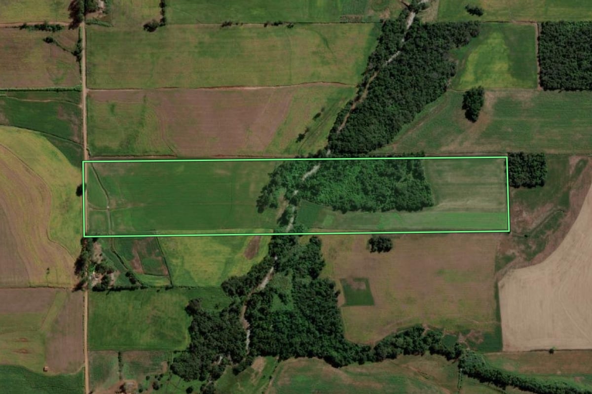 Imagem de satélite do imóvel rural em Ubiretama (RS), com o contorno declarado no CAR desenhado por cima.