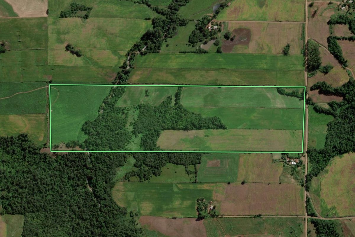 Imagem de satélite do imóvel rural em Ubiretama (RS), com o contorno declarado no CAR desenhado por cima.