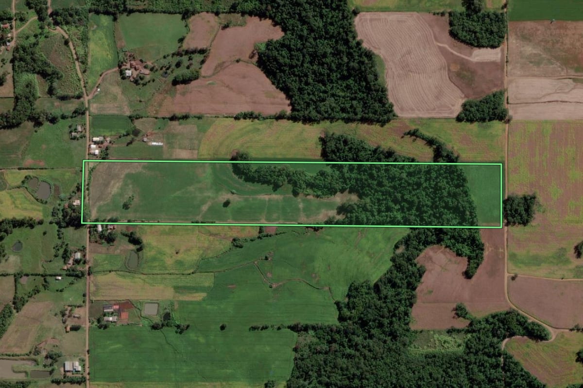 Imagem de satélite do imóvel rural em Ubiretama (RS), com o contorno declarado no CAR desenhado por cima.