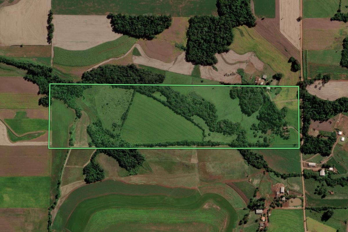 Imagem de satélite do imóvel rural em Ubiretama (RS), com o contorno declarado no CAR desenhado por cima.