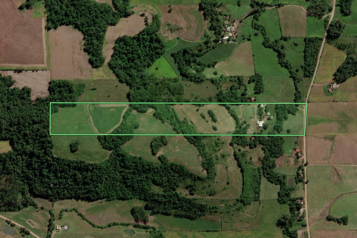 Imagem de satélite do imóvel rural em Ubiretama (RS), com o contorno declarado no CAR desenhado por cima.