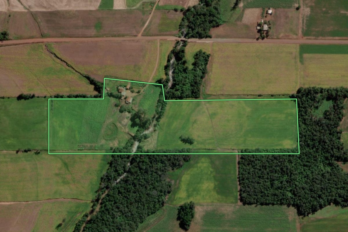 Imagem de satélite do imóvel rural em Ubiretama (RS), com o contorno declarado no CAR desenhado por cima.