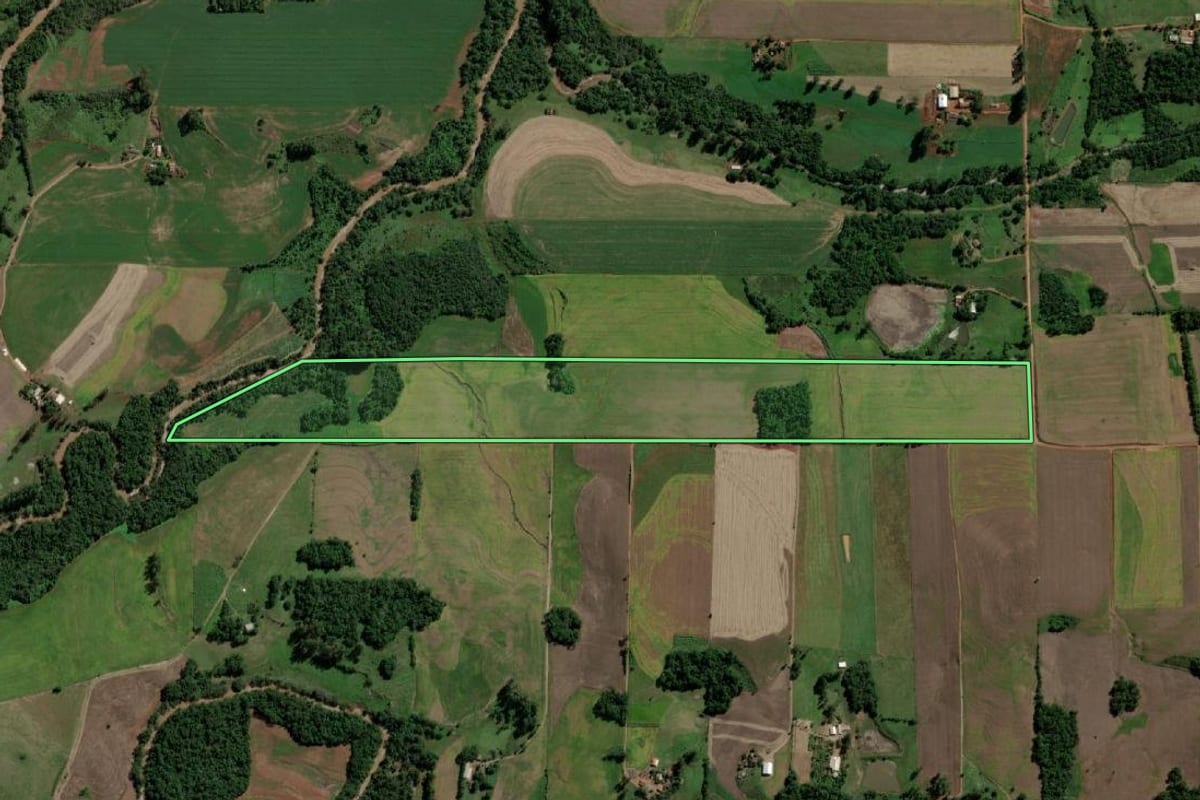 Imagem de satélite do imóvel rural em Ubiretama (RS), com o contorno declarado no CAR desenhado por cima.