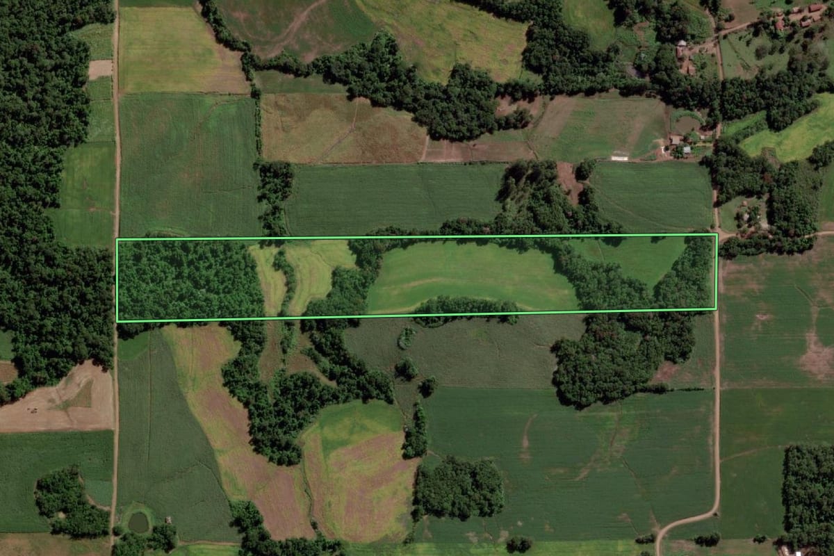 Imagem de satélite do imóvel rural em Ubiretama (RS), com o contorno declarado no CAR desenhado por cima.