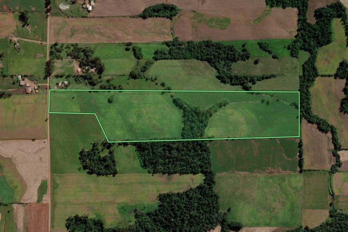 Imagem de satélite do imóvel rural em Ubiretama (RS), com o contorno declarado no CAR desenhado por cima.