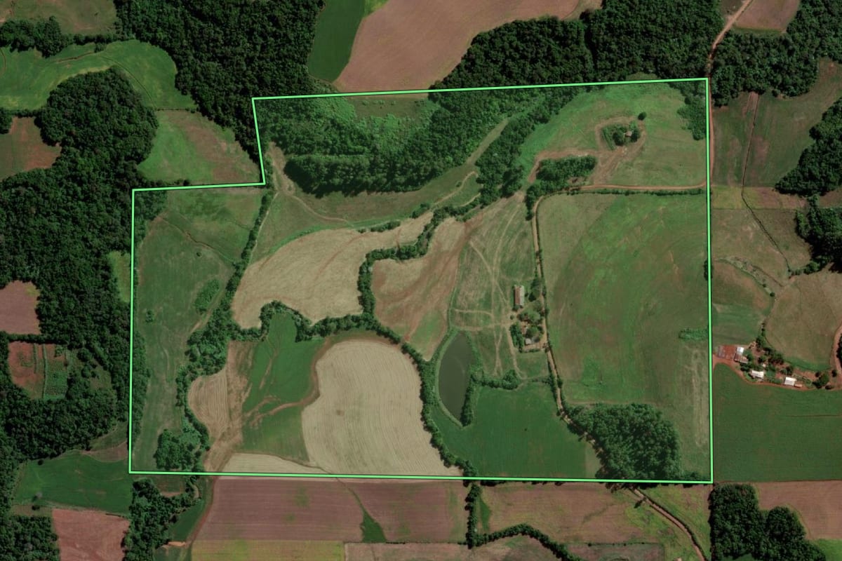 Imagem de satélite do imóvel rural em Ubiretama (RS), com o contorno declarado no CAR desenhado por cima.