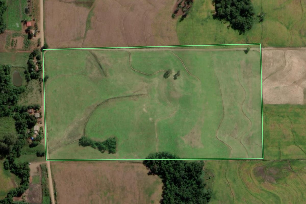 Imagem de satélite do imóvel rural em Ubiretama (RS), com o contorno declarado no CAR desenhado por cima.