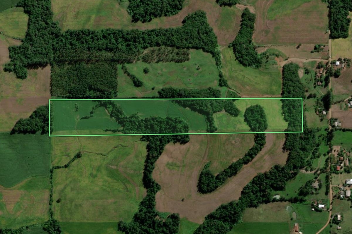 Imagem de satélite do imóvel rural em Ubiretama (RS), com o contorno declarado no CAR desenhado por cima.