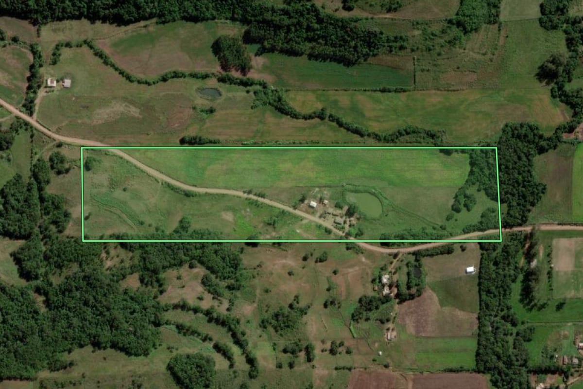 Imagem de satélite do imóvel rural em Ubiretama (RS), com o contorno declarado no CAR desenhado por cima.