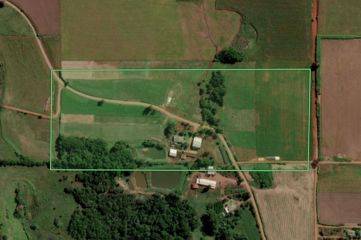 Imagem de satélite do imóvel rural em Ubiretama (RS), com o contorno declarado no CAR desenhado por cima.