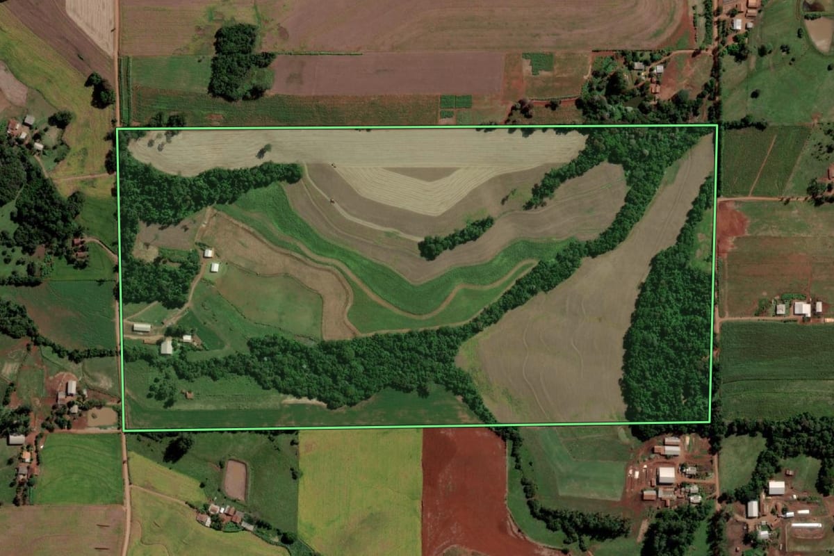 Imagem de satélite do imóvel rural em Ubiretama (RS), com o contorno declarado no CAR desenhado por cima.