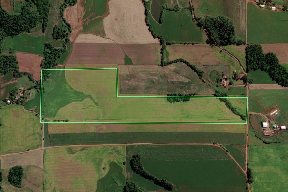 Imagem de satélite do imóvel rural em Ubiretama (RS), com o contorno declarado no CAR desenhado por cima.