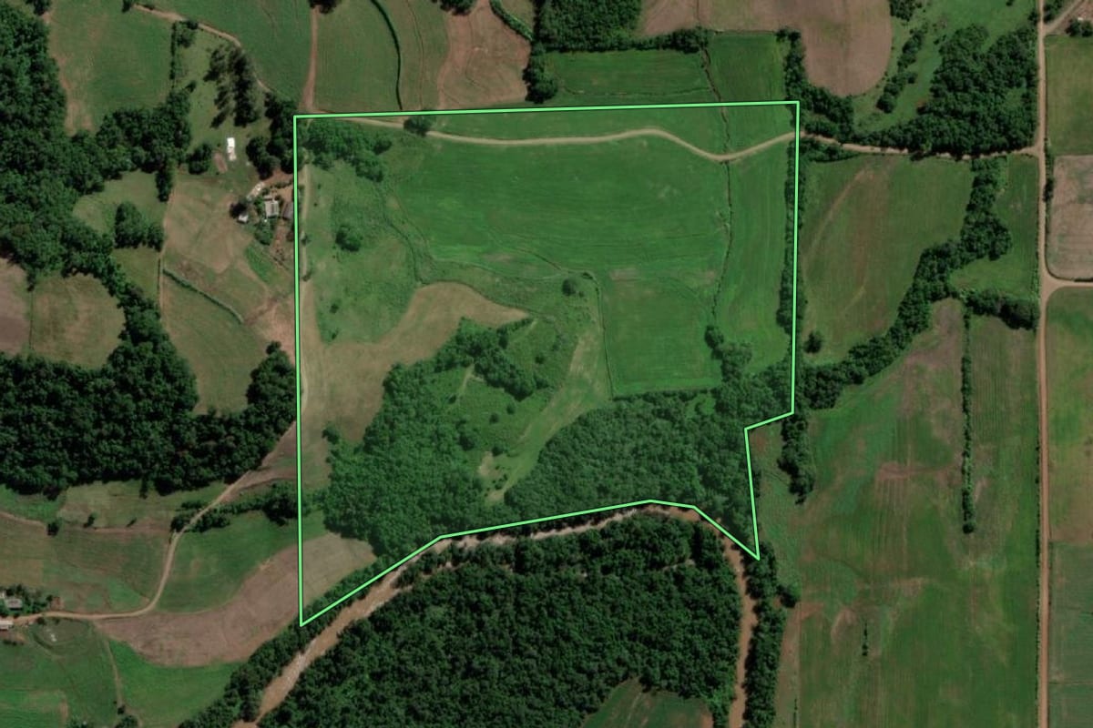 Imagem de satélite do imóvel rural em Ubiretama (RS), com o contorno declarado no CAR desenhado por cima.
