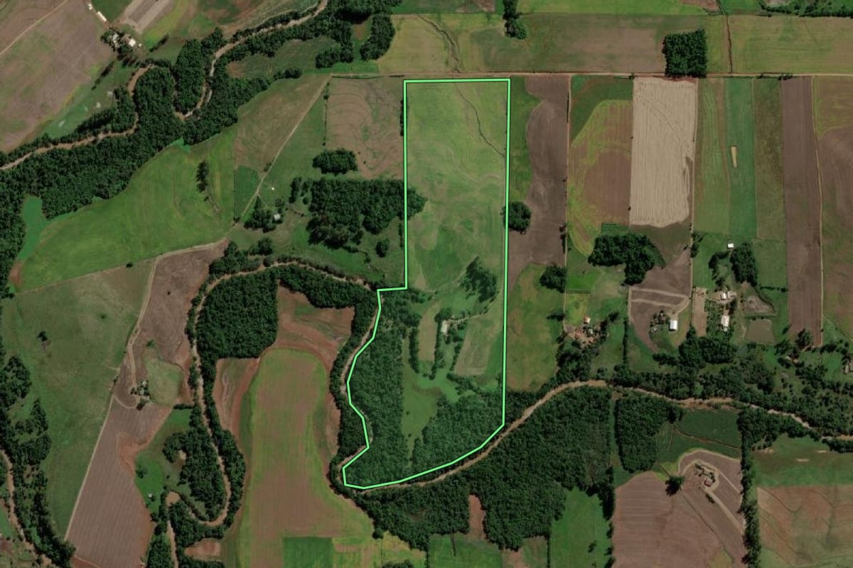 Imagem de satélite do imóvel rural em Ubiretama (RS), com o contorno declarado no CAR desenhado por cima.