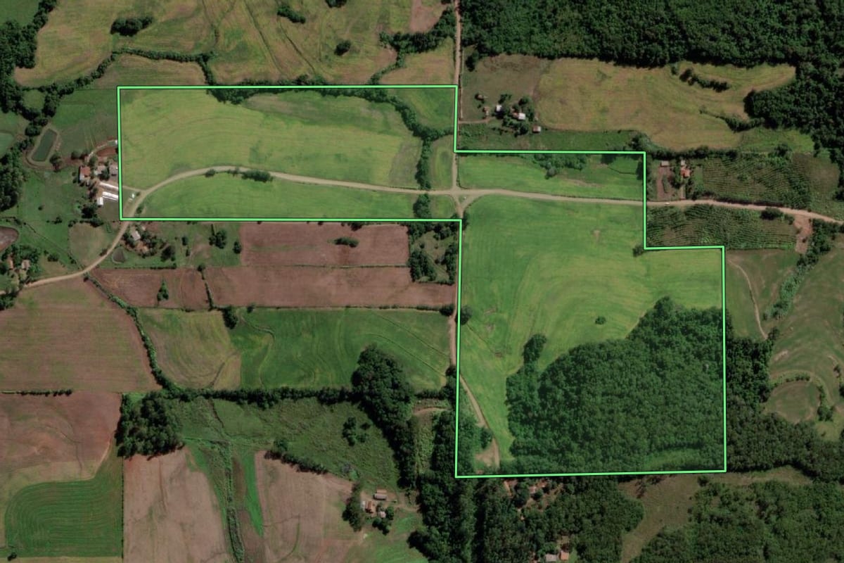 Imagem de satélite do imóvel rural em Ubiretama (RS), com o contorno declarado no CAR desenhado por cima.