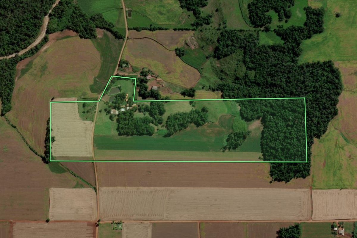 Imagem de satélite do imóvel rural em Ubiretama (RS), com o contorno declarado no CAR desenhado por cima.