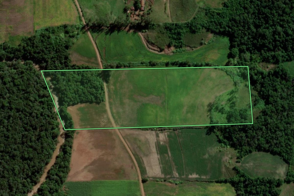 Imagem de satélite do imóvel rural em Ubiretama (RS), com o contorno declarado no CAR desenhado por cima.