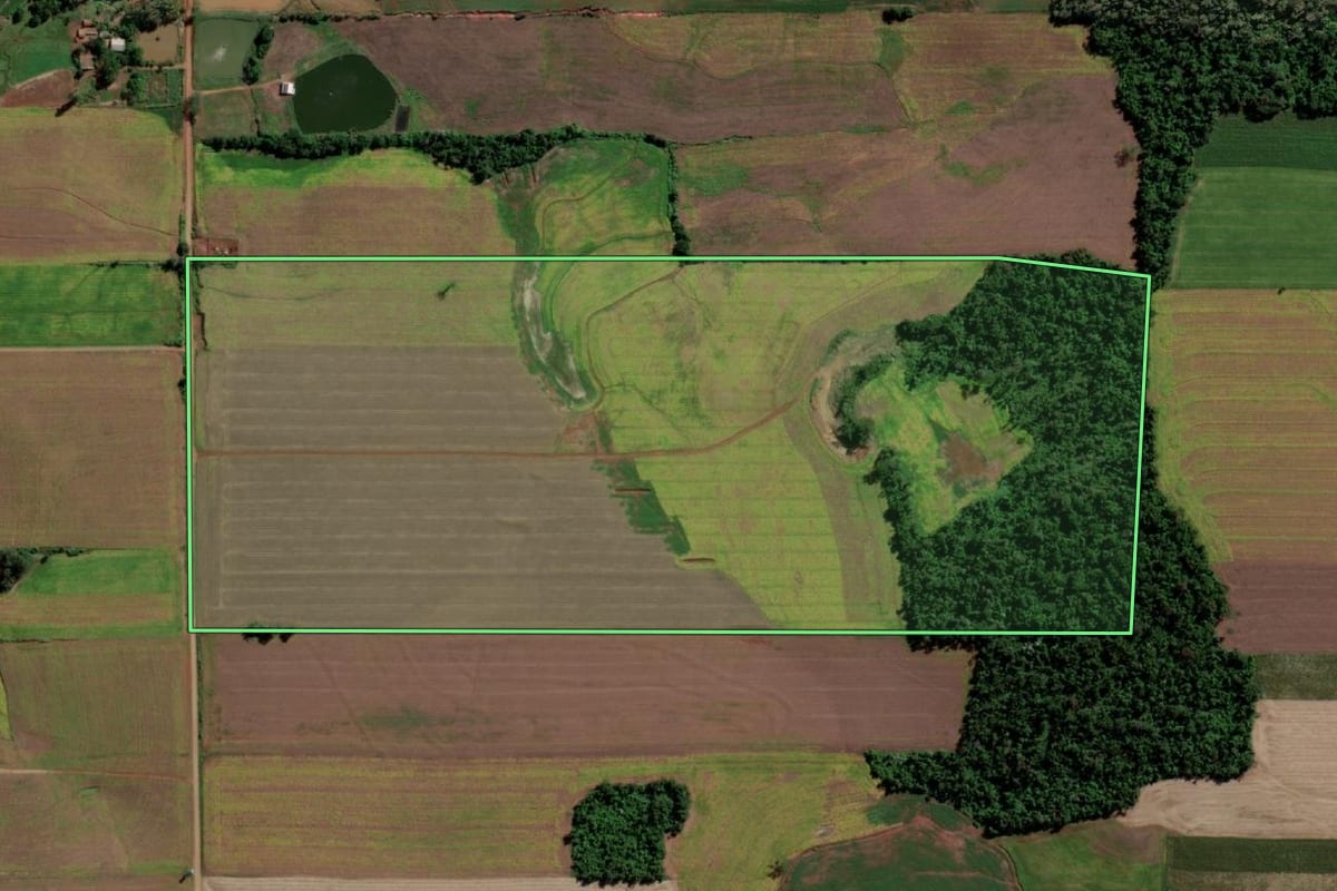 Imagem de satélite do imóvel rural em Ubiretama (RS), com o contorno declarado no CAR desenhado por cima.