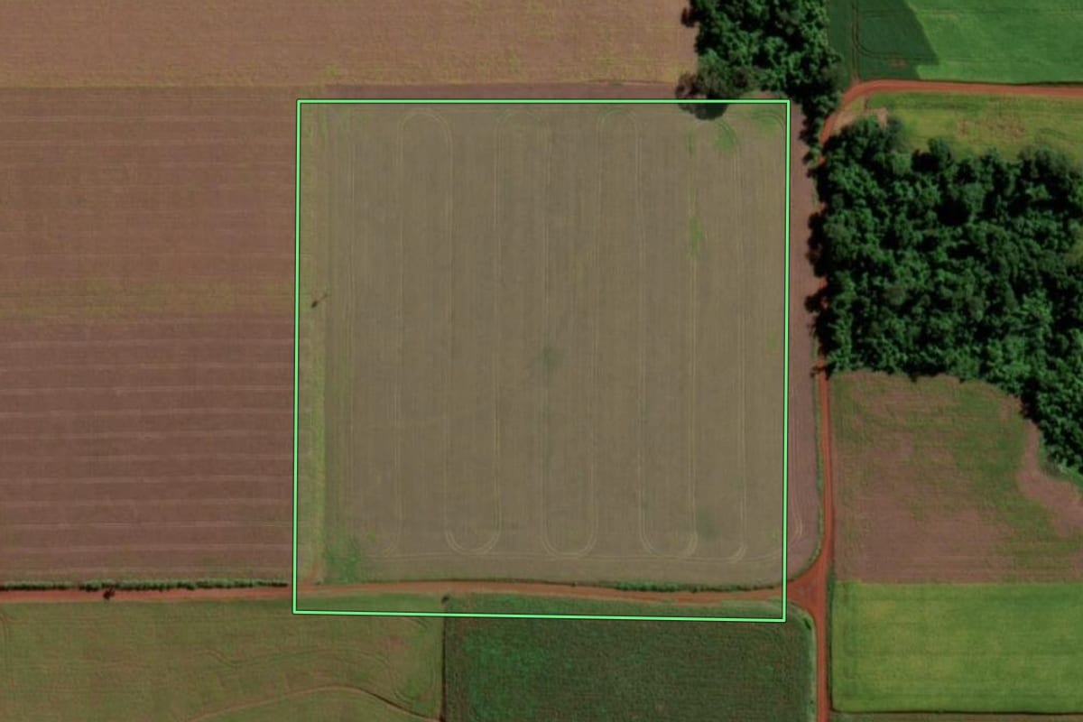 Imagem de satélite do imóvel rural em Ubiretama (RS), com o contorno declarado no CAR desenhado por cima.