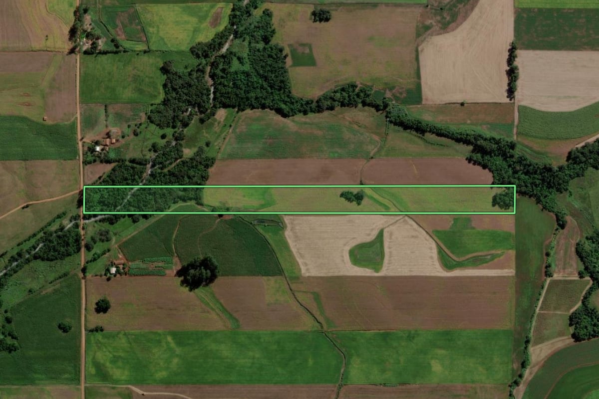 Imagem de satélite do imóvel rural em Ubiretama (RS), com o contorno declarado no CAR desenhado por cima.