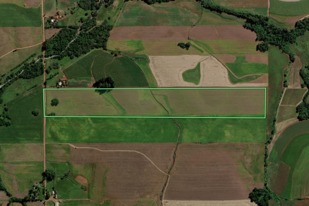 Imagem de satélite do imóvel rural em Ubiretama (RS), com o contorno declarado no CAR desenhado por cima.