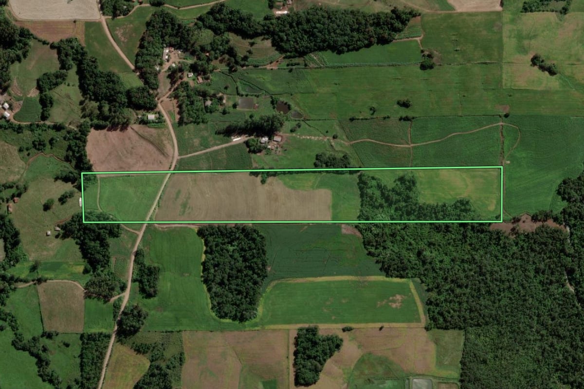 Imagem de satélite do imóvel rural em Ubiretama (RS), com o contorno declarado no CAR desenhado por cima.