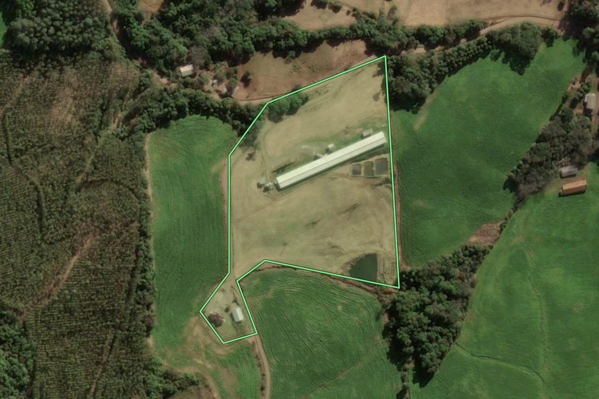 Imagem de satélite do imóvel rural em União da Serra (RS), com o contorno declarado no CAR desenhado por cima.