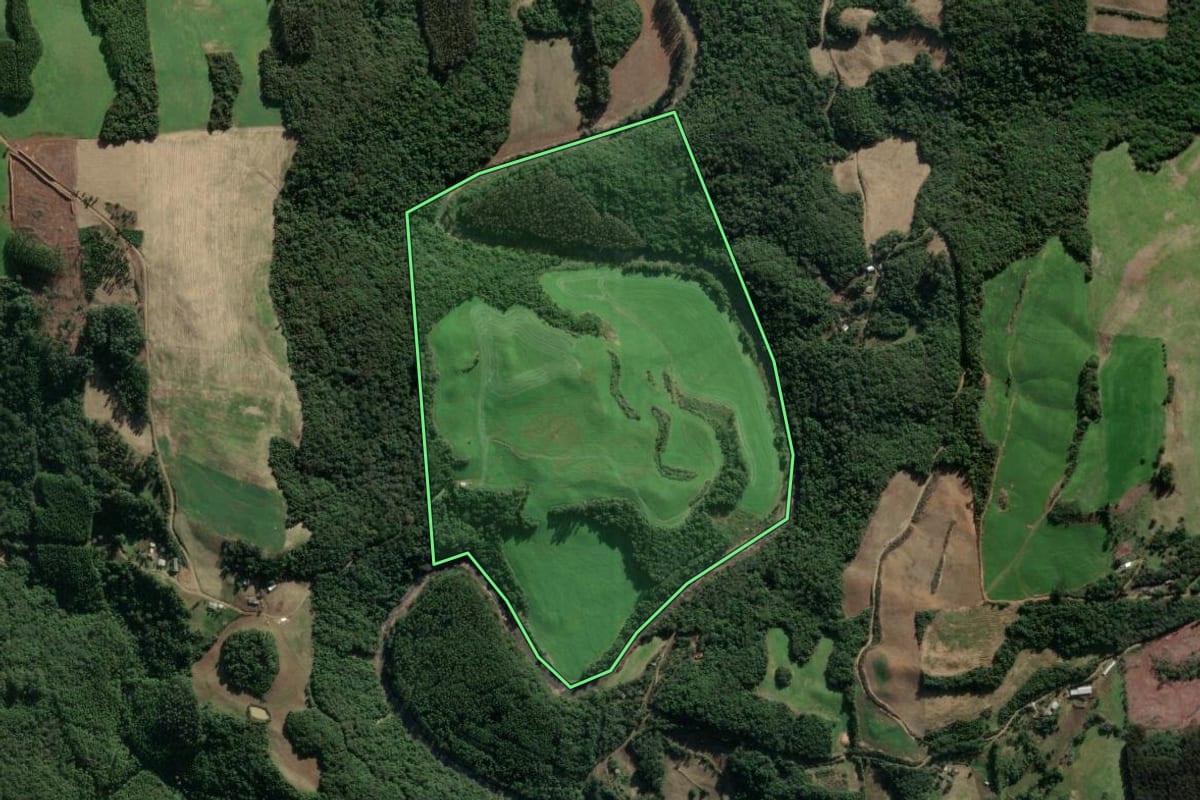 Imagem de satélite do imóvel rural em União da Serra (RS), com o contorno declarado no CAR desenhado por cima.