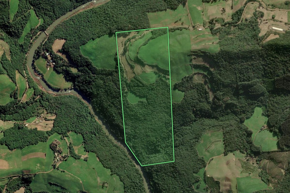 Imagem de satélite do imóvel rural em União da Serra (RS), com o contorno declarado no CAR desenhado por cima.