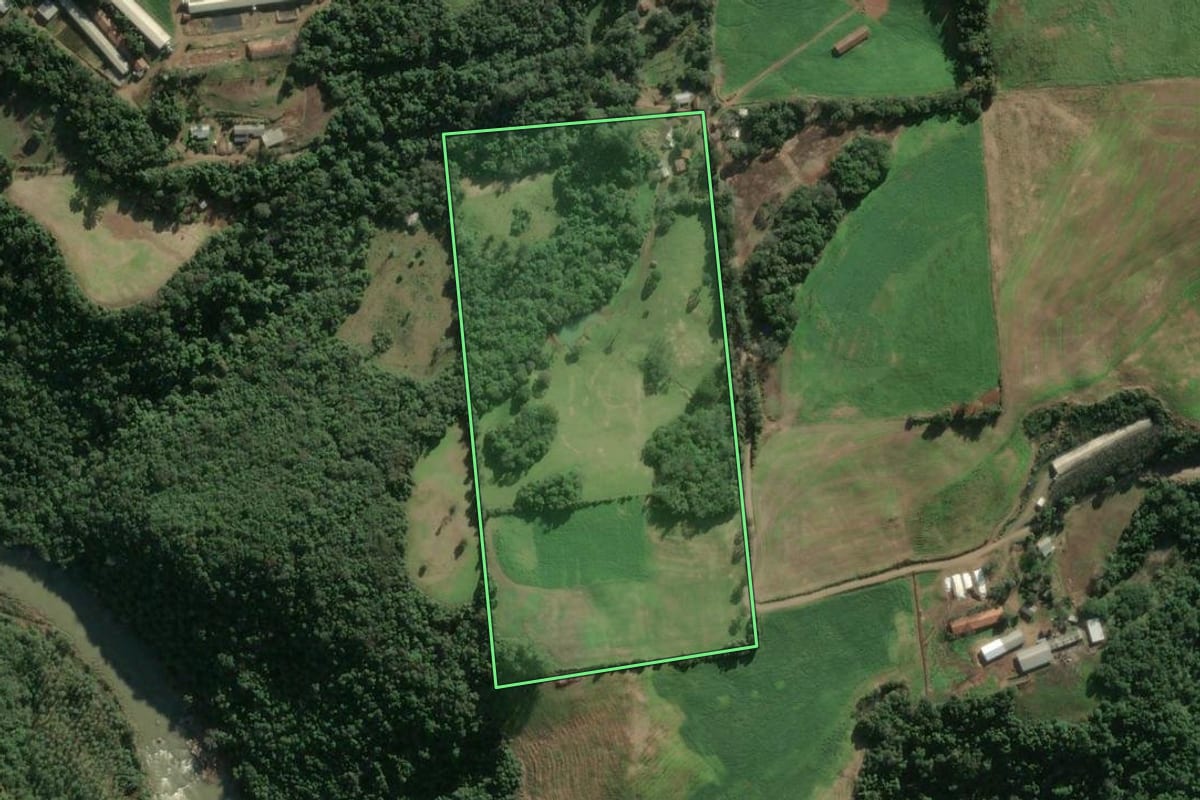 Imagem de satélite do imóvel rural em União da Serra (RS), com o contorno declarado no CAR desenhado por cima.