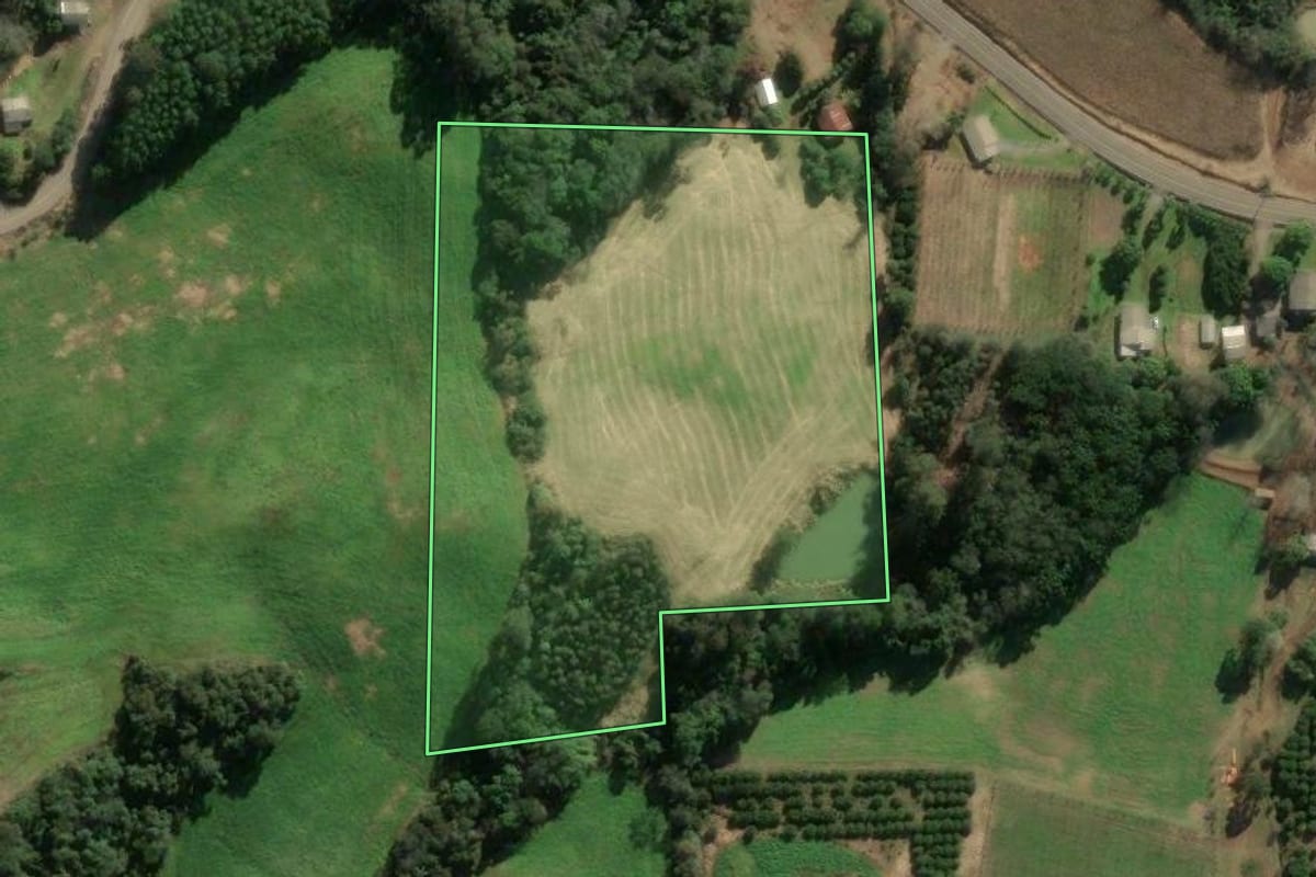 Imagem de satélite do imóvel rural em União da Serra (RS), com o contorno declarado no CAR desenhado por cima.