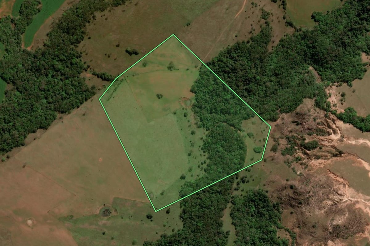 Imagem de satélite do imóvel rural em Unistalda (RS), com o contorno declarado no CAR desenhado por cima.