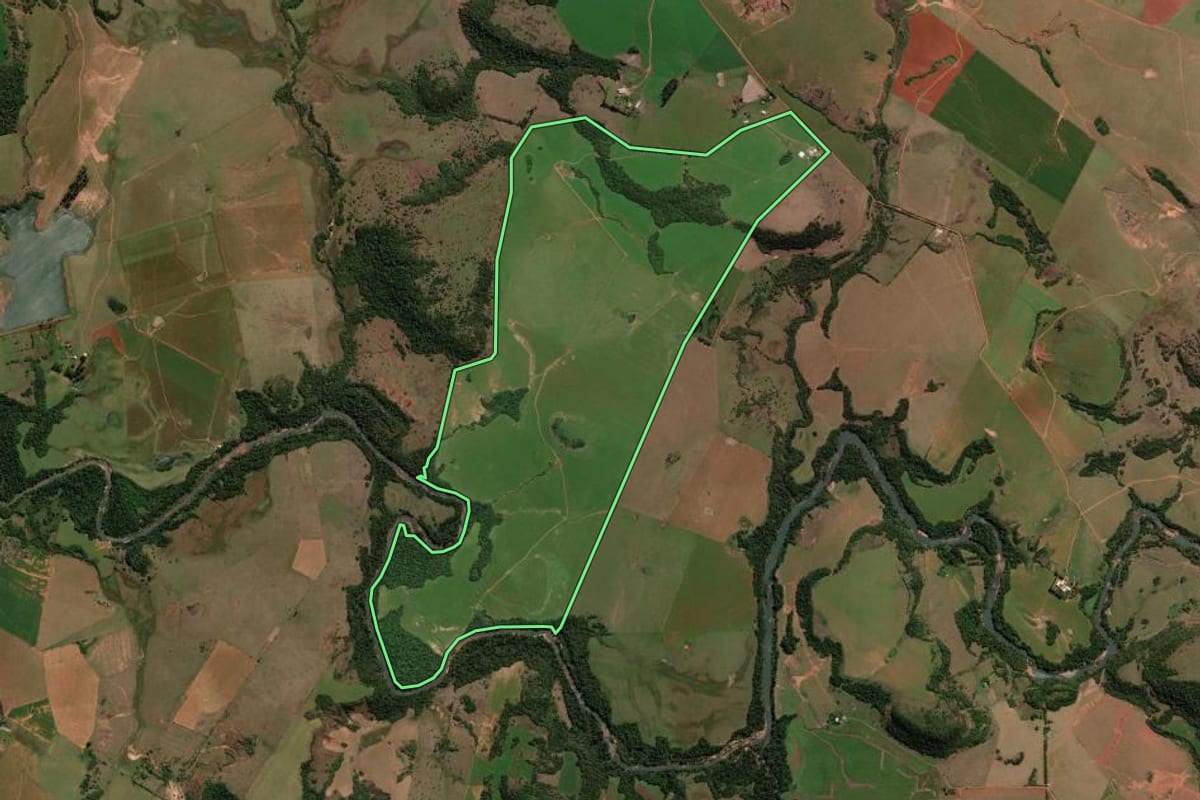 Imagem de satélite do imóvel rural em Unistalda (RS), com o contorno declarado no CAR desenhado por cima.