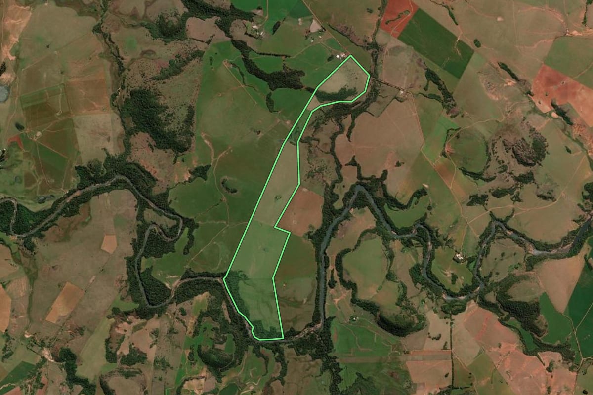 Imagem de satélite do imóvel rural em Unistalda (RS), com o contorno declarado no CAR desenhado por cima.
