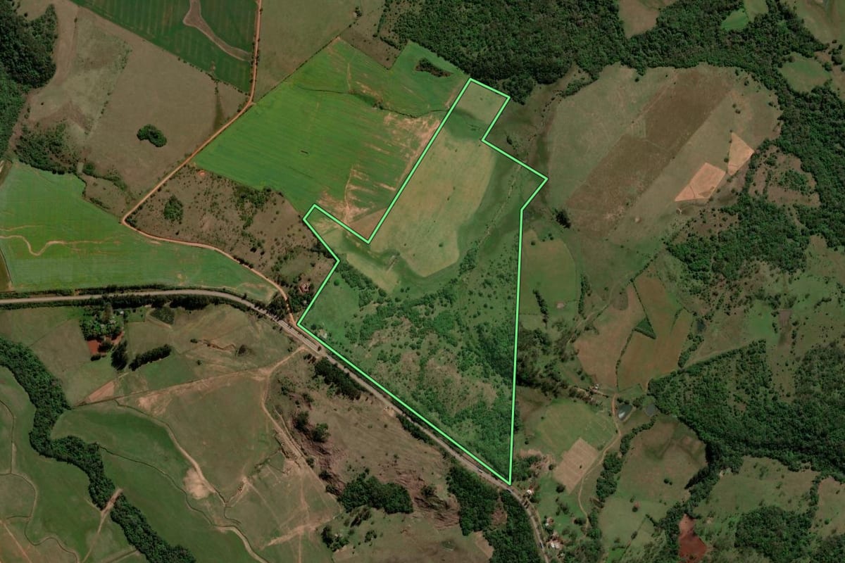 Imagem de satélite do imóvel rural em Unistalda (RS), com o contorno declarado no CAR desenhado por cima.