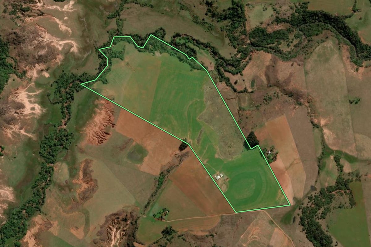 Imagem de satélite do imóvel rural em Unistalda (RS), com o contorno declarado no CAR desenhado por cima.