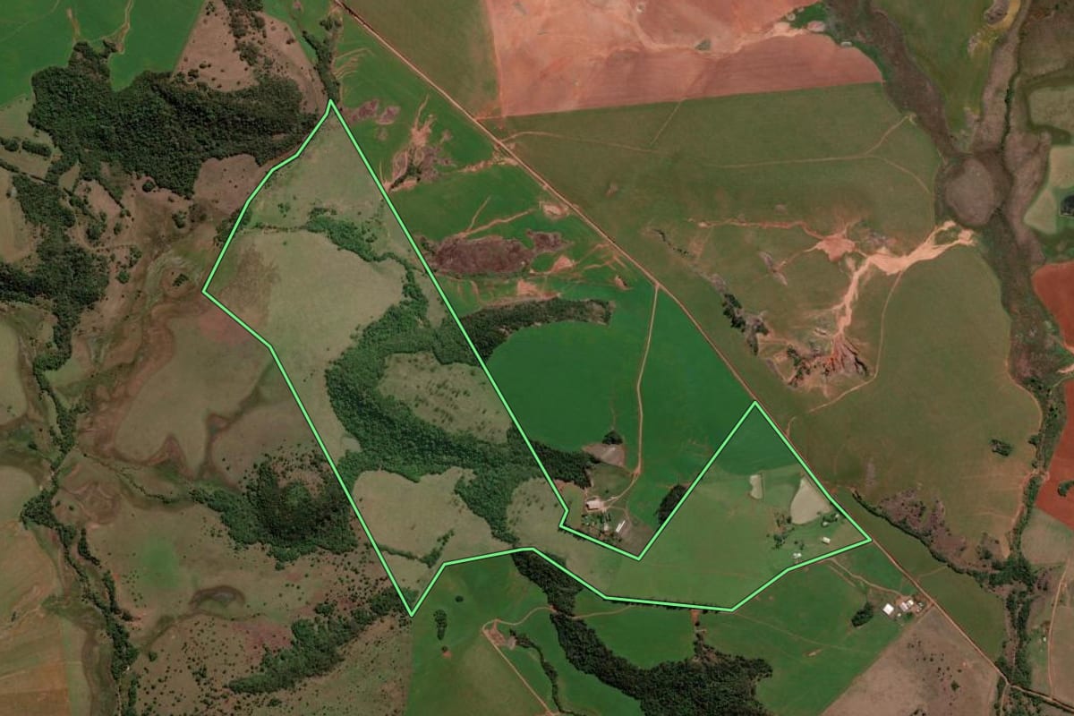Imagem de satélite do imóvel rural em Unistalda (RS), com o contorno declarado no CAR desenhado por cima.