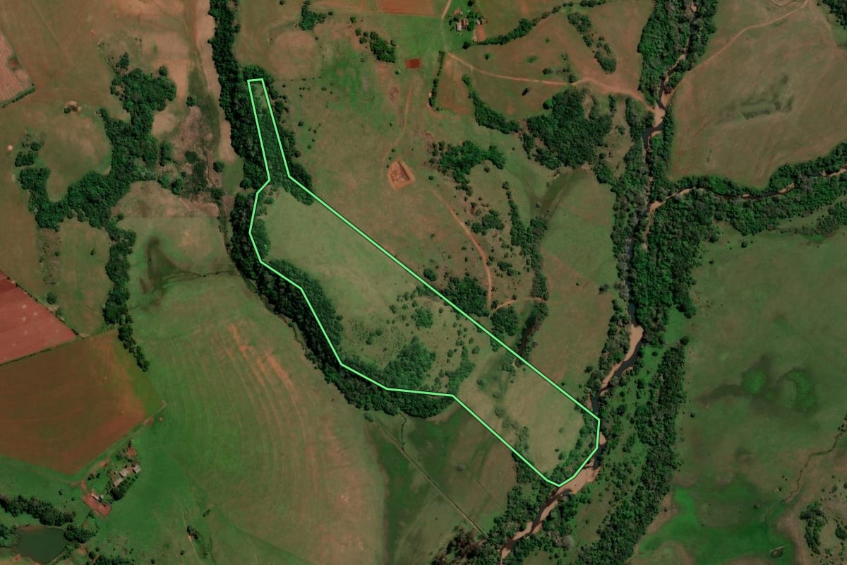 Imagem de satélite do imóvel rural em Unistalda (RS), com o contorno declarado no CAR desenhado por cima.