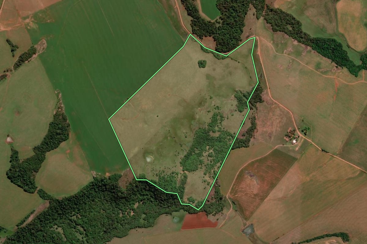 Imagem de satélite do imóvel rural em Unistalda (RS), com o contorno declarado no CAR desenhado por cima.